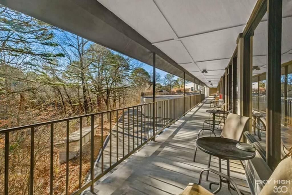 Stonegate Lodge King Bed Wifi 50 Roku Tv Salt Water Pool Room #104 Eureka Springs Exterior foto