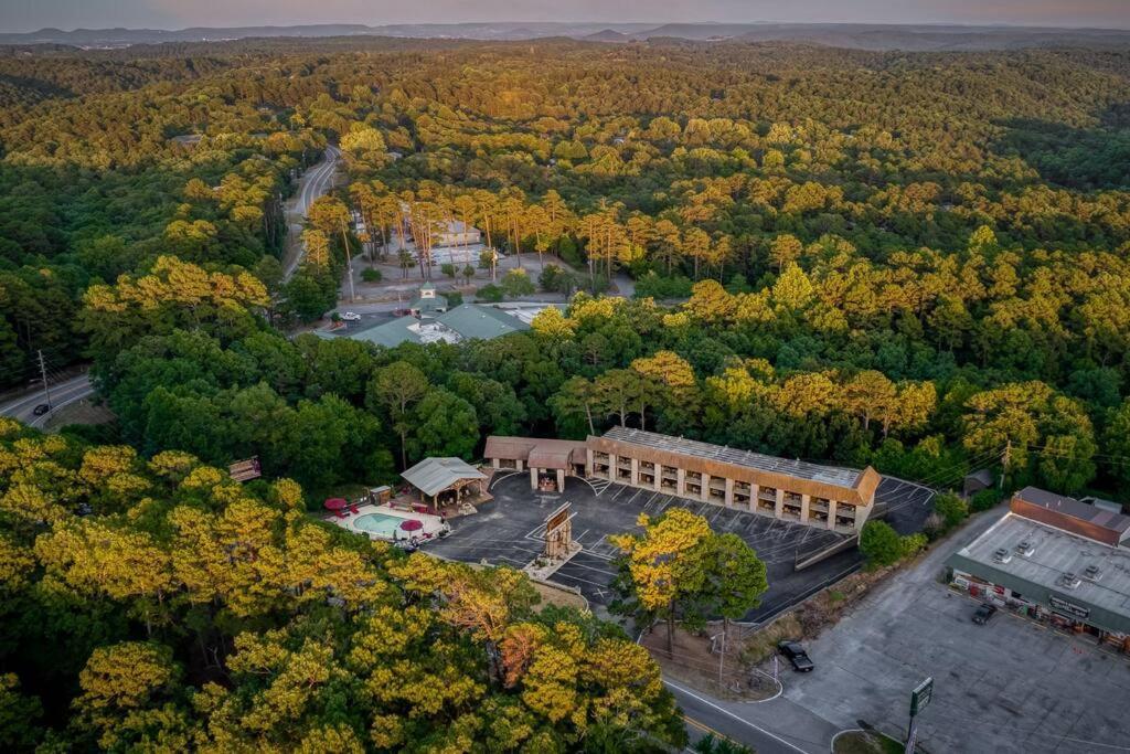 Stonegate Lodge King Bed Wifi 50 Roku Tv Salt Water Pool Room #104 Eureka Springs Exterior foto